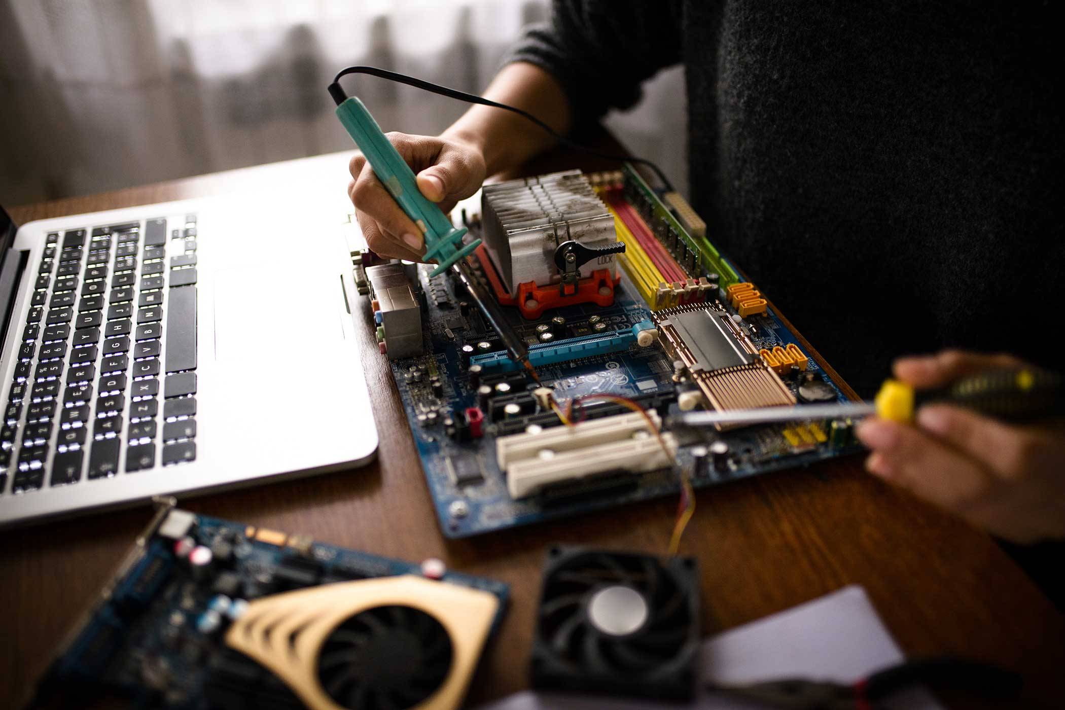 Técnico reparando laptop
